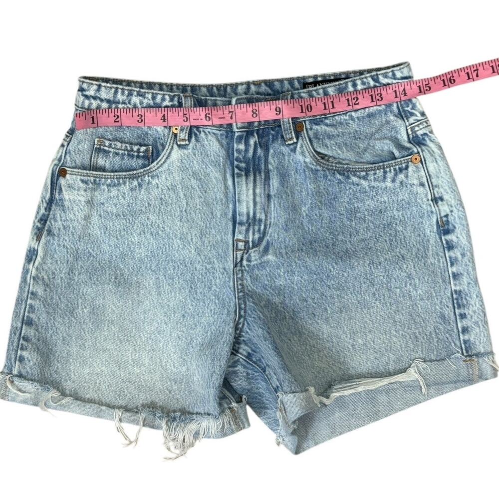 Blank NYC The Perry Mom Shorts Cuffed Minimal Distressing Light Wash Size 27 - Picture 5 of 11